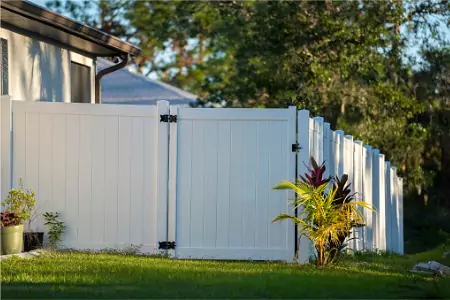 America's Backyard installs Vinyl Fencing in Bollingbrook IL